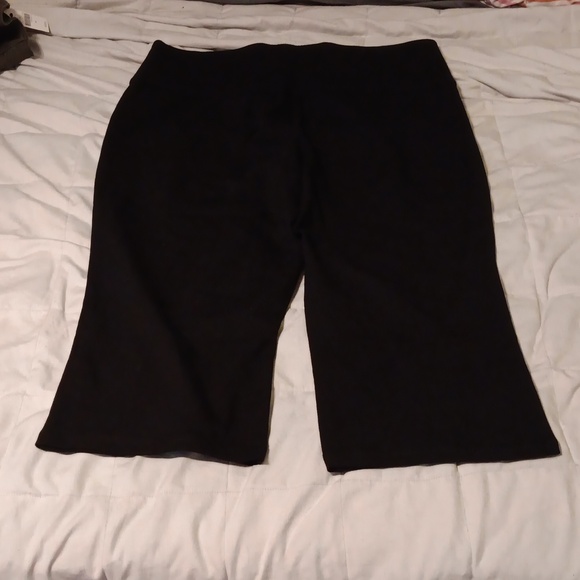 18/20 Livi Active black capri pants - Picture 2 of 3